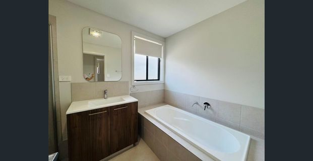 Stunning brand new 5 bedroom house in heart of Leppington - Photo 1