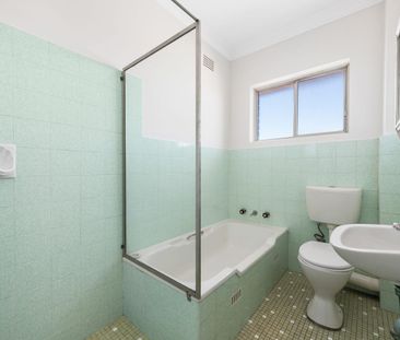 Freshly updated two-bedroom apartment in prime Leichhardt location - Photo 3
