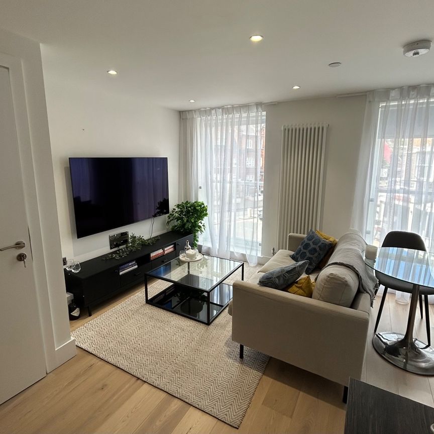 1 Bed Flat, Battersea Park Road, SW8 - Photo 1