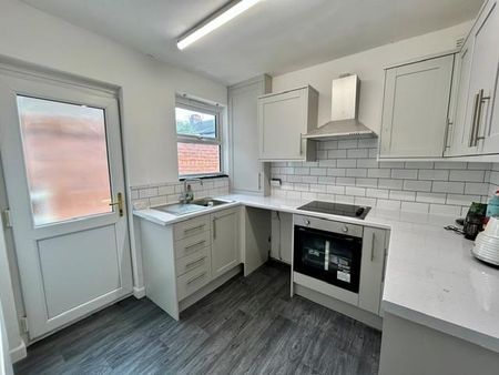 2 bedroom end of terrace house to rent - Photo 4