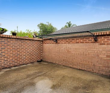 Charming 2 Bedroom Townhouse - Photo 6