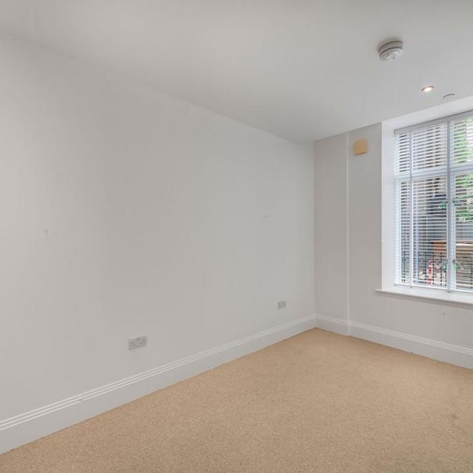 3 bedroom flat to rent - Photo 1