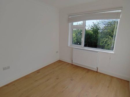 Modern 3 Bedroom Flat in Wembley, HA9 - Photo 2