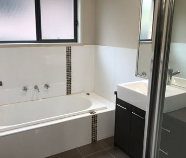 Charming 4-Bedroom Family Haven in Malua Bay! - Photo 5