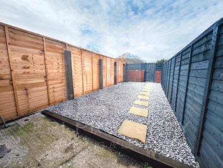 3 bedroom terraced house to rent - Photo 3