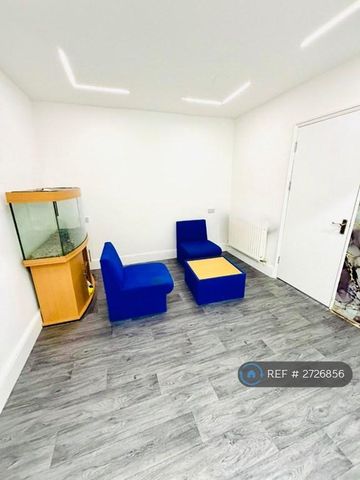 1 bedroom in a house share to rent - Photo 2