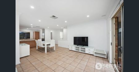 Street Front Villa - Photo 2