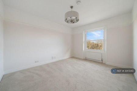 3 bedroom flat to rent - Photo 5