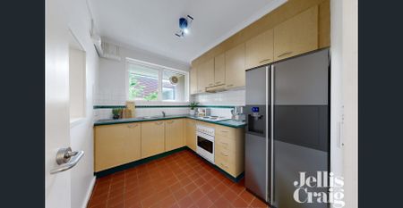 Comfortable, Bright & Conveniently Located Apartment - Photo 3