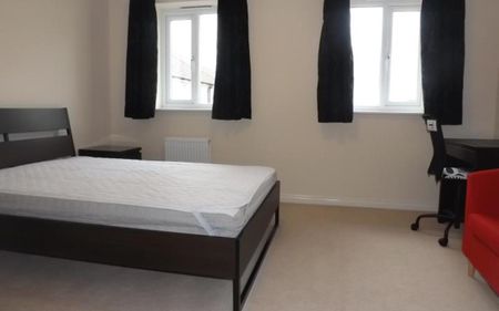 *** STUDENT PROPERTY *** A superbly presented five bedroom student house. All bedrooms are doubles with utility bills included in the rent. - Photo 4