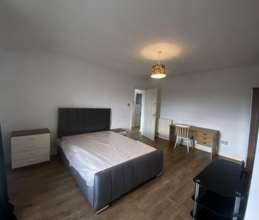 3 bedroom flat to rent - Photo 4