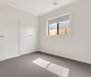 Warmth, Comfort & Space in This Inviting Home - Photo 5