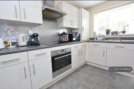 3 bedroom semi-detached house to rent - Photo 4