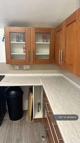 1 bedroom in a flat share to rent - Photo 5