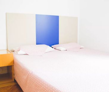 Room in a shared 4-bedroom apartment for rent in Almagro. - Photo 1