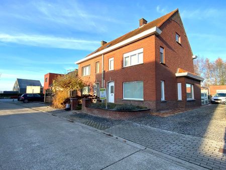 CHARMANTE GERENOVEERDE WONING MET TUIN EN GARAGE IN WONTERGEM - Photo 4