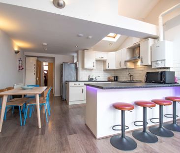 Brilliant six bedroom three story house - Photo 1