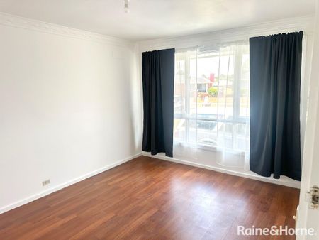 Renovated 3-Bedroom Home in Springvale! - Photo 4