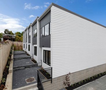 Prime Green Bay Location – 2-Bedroom Townhouse with Special Offer - Photo 1