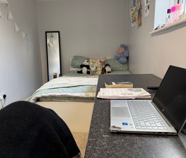 Room 3, 19 Albert Square, NG7 2FH, NOTTINGHAM - Photo 5