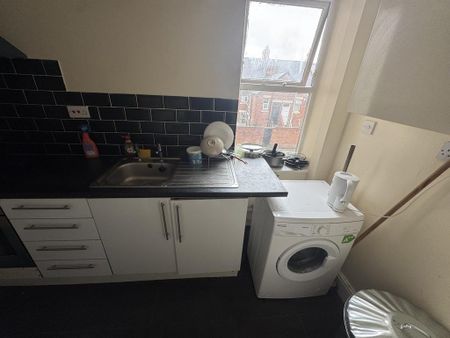 1 bedroom in a flat share to rent - Photo 5