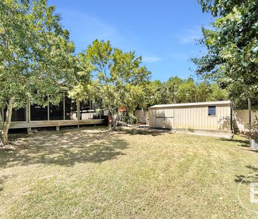 SPACIOUS THREE BEDROOM FAMILY LIVING IN PEACEFUL COURT LOCATION - Photo 2