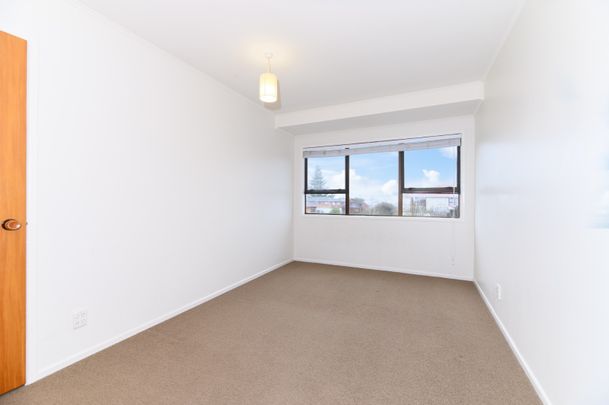 Large family home including huge rumpus room downstairs with bathroom and access - Photo 1