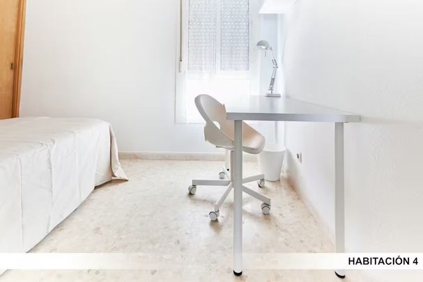 Calle Farmaceútico Murillo Herrera, Sevilla, Andalusia 41010 - Photo 1