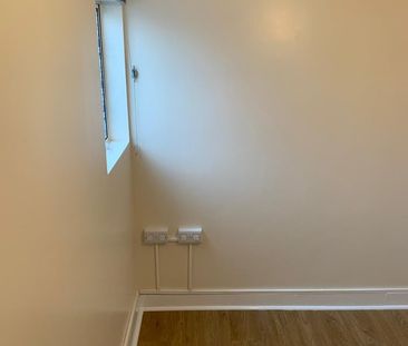 Studio Flat, High Street North, E12 - Photo 1