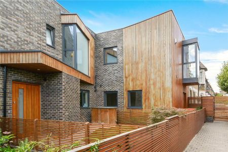 3 bedroom mews to rent - Photo 4