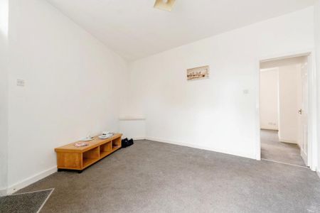 3 bedroom end of terrace house to rent - Photo 2