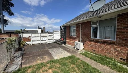 Renovated Large Brick 3brm Duplex House - Photo 3