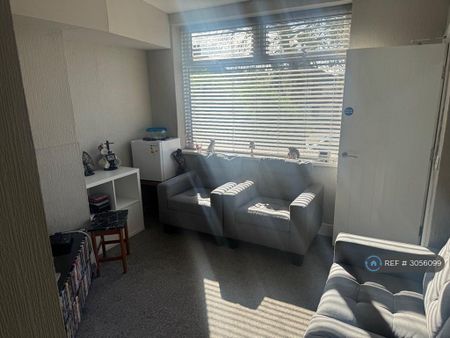 1 bedroom in a house share to rent - Photo 2