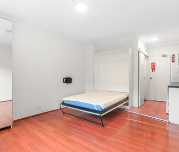 Charming Ground Floor Studio with Sunny Courtyard in Prime Location... - Photo 1