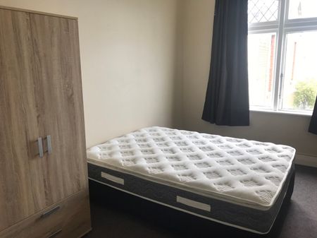 All inclusive rooms on Russell St - Available now - Photo 5