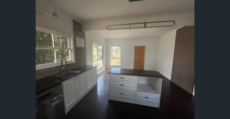 Neatly renovated 2-Bedroom house - Photo 4