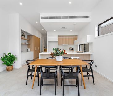 Spacious Elegant Home - Photo 3