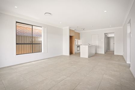 Stunning Brand New 4-Bedroom Home for Rent in Oran Park - Photo 5