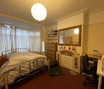 4 bedroom semi-detached house to rent - Photo 6