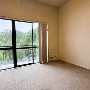 2-Bedroom Apartment in the Heart of Auckland C... - Photo 2
