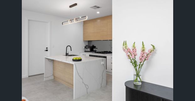 Stylish 3 bedroom home fantastic location! - Photo 1