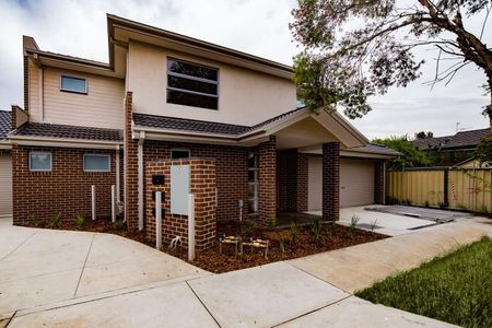 MODERN THREE BEDROOM TOWNHOUSE - Photo 4