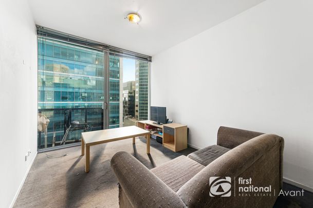 Light filled 2 bedroom apartment on 21st floor at Lonsdale St! - Photo 1