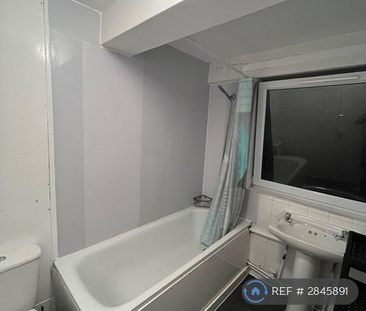 1 bedroom in a flat share to rent - Photo 6