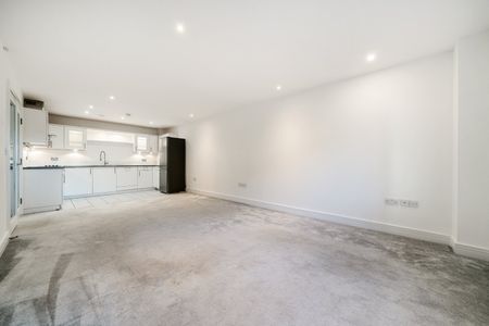 Flat to rent - Sherman Road, Bromley, BR1 - Photo 4