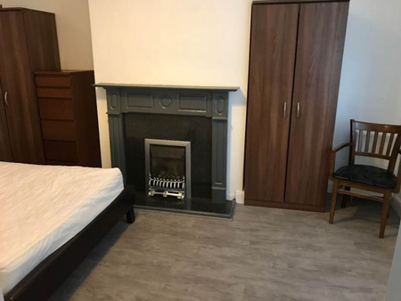 1 bedroom in a house share to rent - Photo 3