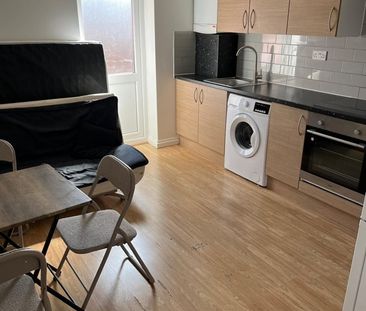 1 Bed Flat, Station Parade, IG11 - Photo 3