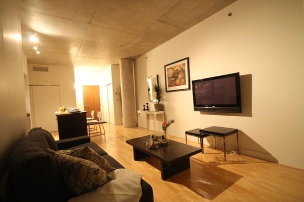 Superbe condo au cœur du vieux Montréal, offert en location complètement meublée avec tout inclus. - Photo 1