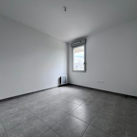 Appartement 3 pièces 64m2 MARSEILLE 9EME 1 048 euros - Photo 4