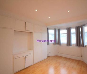 Deynecourt Gardens, Wanstead, E11 - Photo 4